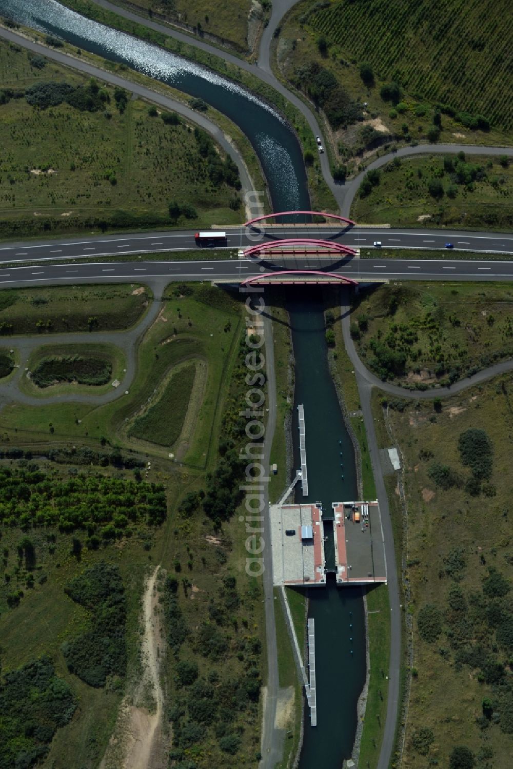 Aerial photograph Markkleeberg - Schleusenanlagen - Canoeing Park lock on the banks of the waterway of the connecting channel Auenhainer bay of Lake Markkleeberg and Lake Stoermthal in Markkleeberg in Saxony