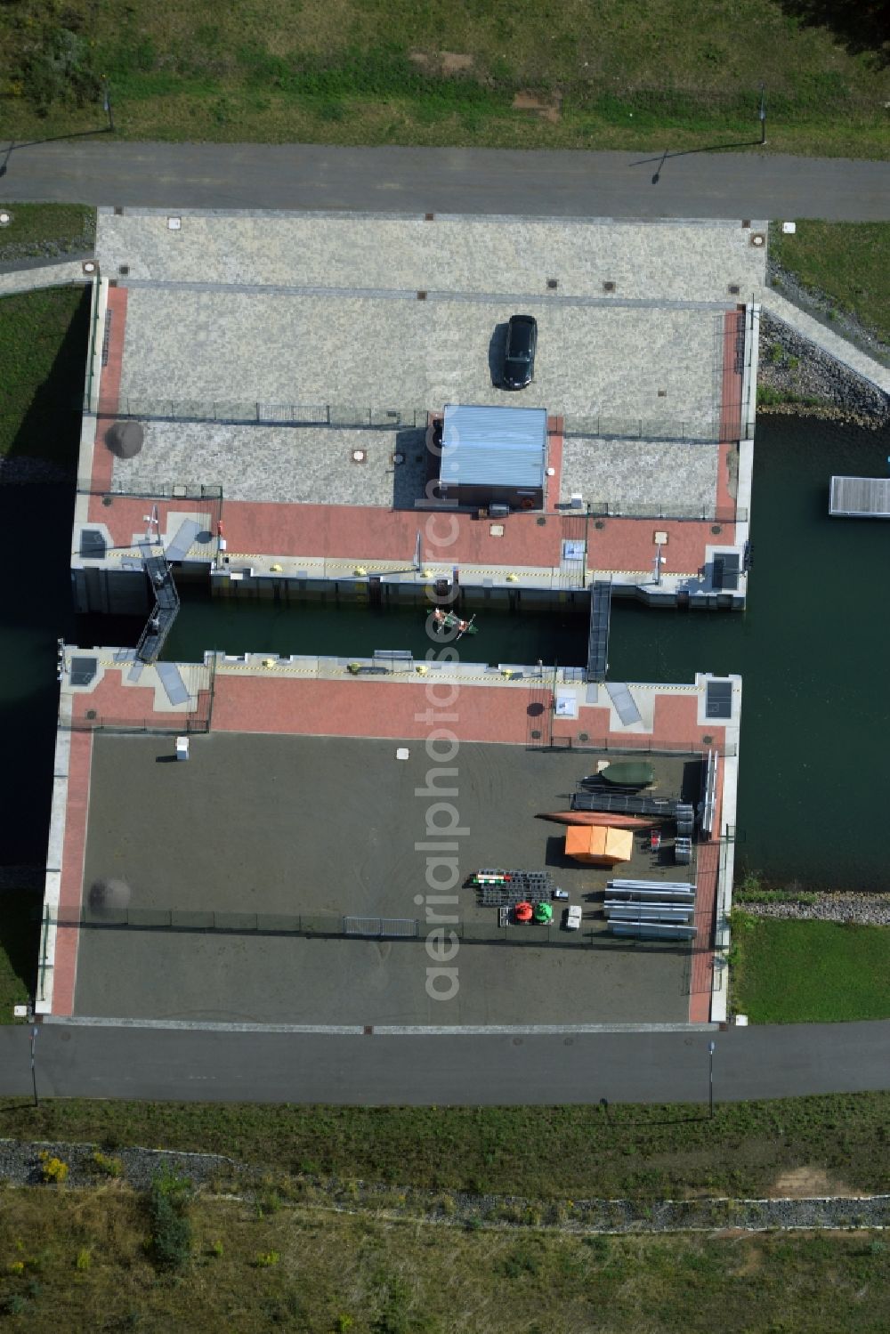 Markkleeberg from above - Schleusenanlagen - Canoeing Park lock on the banks of the waterway of the connecting channel Auenhainer bay of Lake Markkleeberg and Lake Stoermthal in Markkleeberg in Saxony