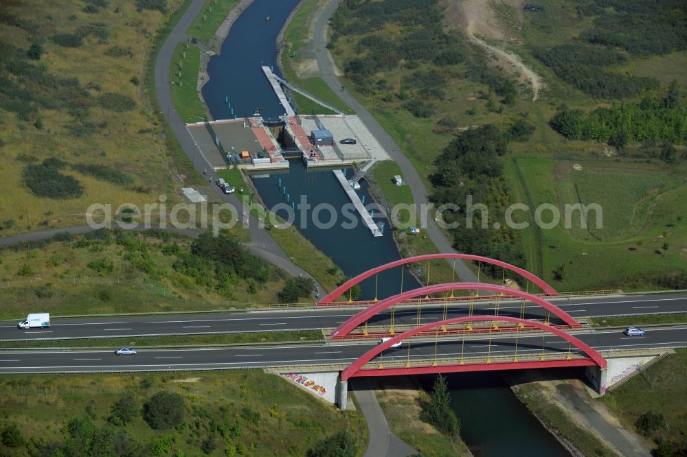 Aerial photograph Markkleeberg - Locks - plants on the banks of the waterway of the Verbindungskanal Auenhainer Bucht - Stoermthaler See in Markkleeberg in the state Saxony