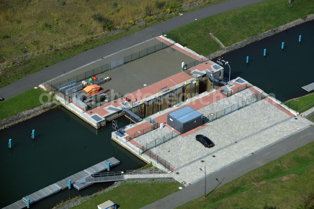 Aerial image Markkleeberg - Locks - plants on the banks of the waterway of the Verbindungskanal Auenhainer Bucht - Stoermthaler See in Markkleeberg in the state Saxony