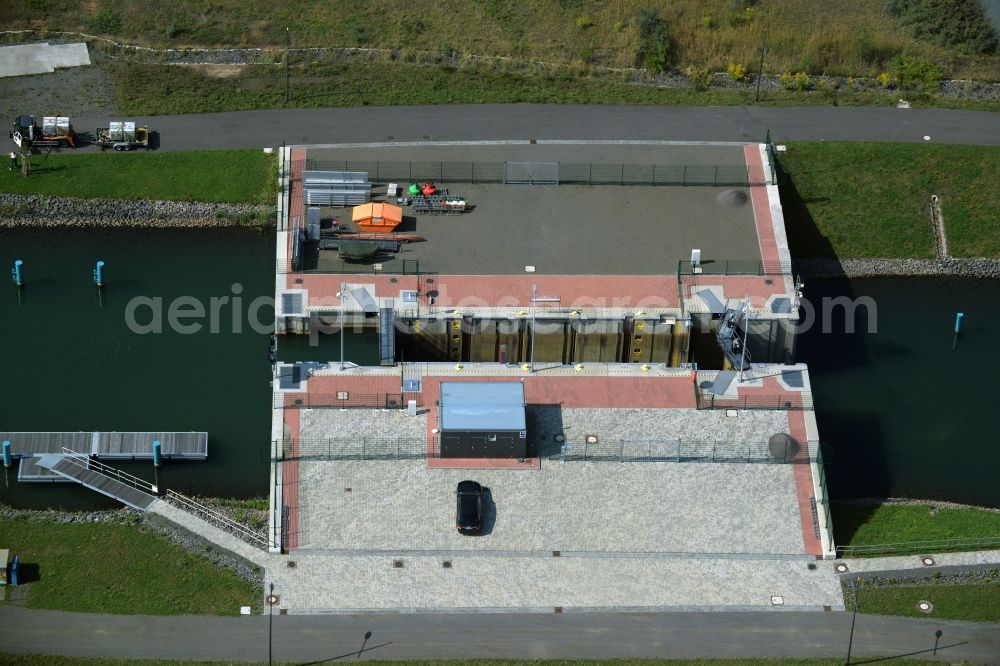 Markkleeberg from the bird's eye view: Locks - plants on the banks of the waterway of the Verbindungskanal Auenhainer Bucht - Stoermthaler See in Markkleeberg in the state Saxony