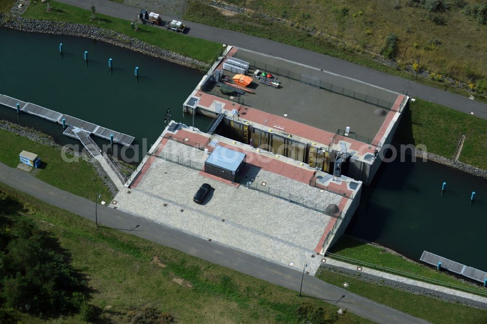 Aerial photograph Markkleeberg - Locks - plants on the banks of the waterway of the Verbindungskanal Auenhainer Bucht - Stoermthaler See in Markkleeberg in the state Saxony