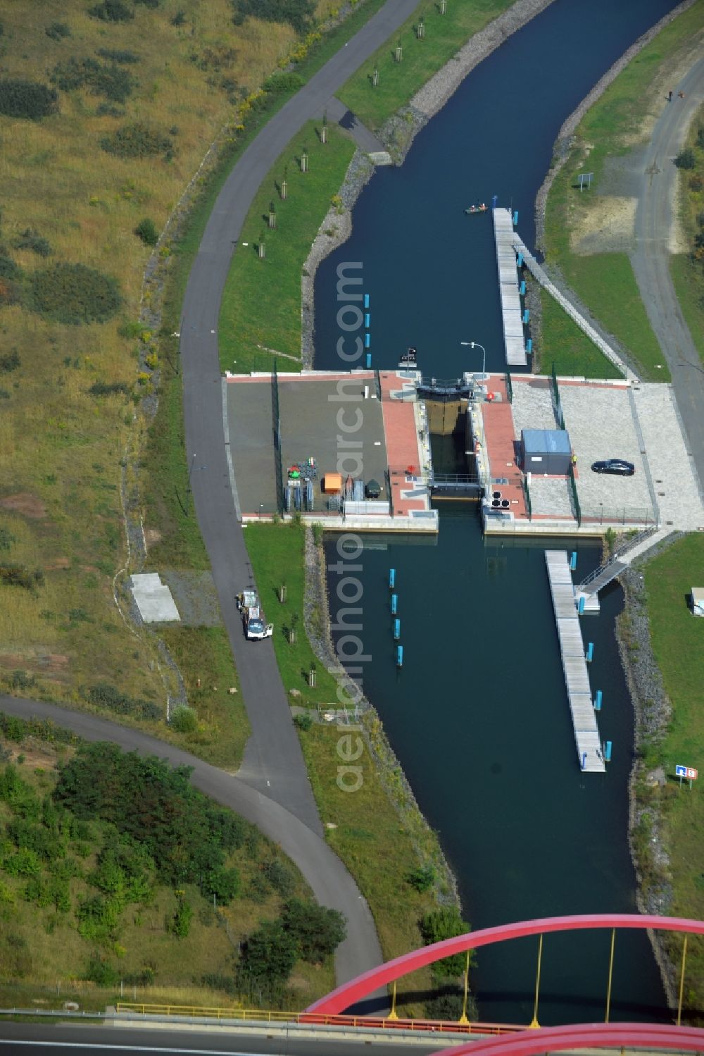 Aerial photograph Markkleeberg - Locks - plants on the banks of the waterway of the Verbindungskanal Auenhainer Bucht - Stoermthaler See in Markkleeberg in the state Saxony