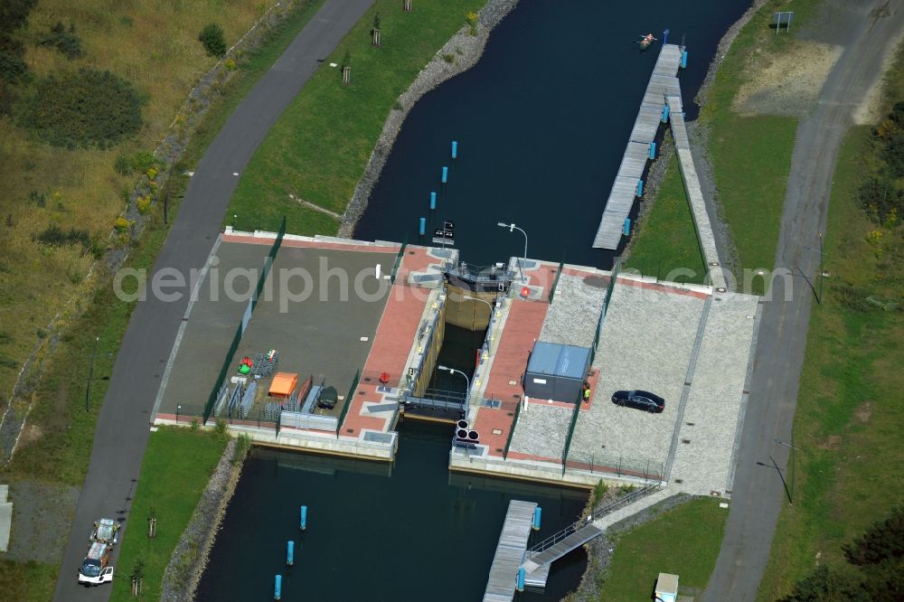 Markkleeberg from above - Locks - plants on the banks of the waterway of the Verbindungskanal Auenhainer Bucht - Stoermthaler See in Markkleeberg in the state Saxony