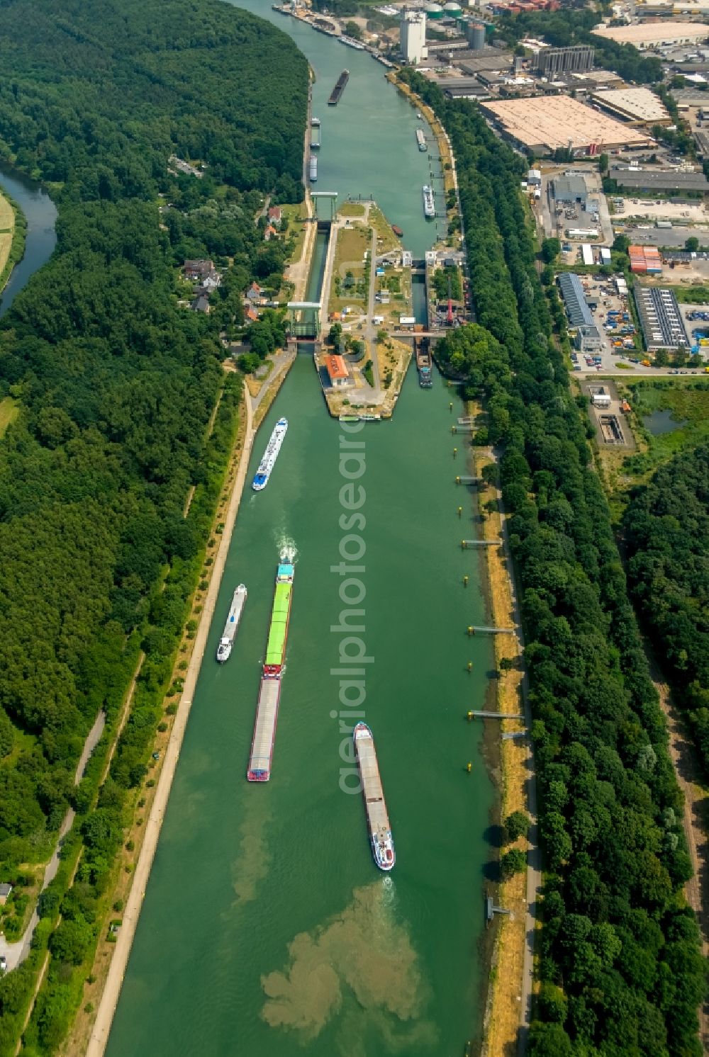 Dorsten from the bird's eye view: Locks - plants on the banks of the waterway of the WDK Wesel-Datteln-Kanal of WSV Wasserstrassen- and Schifffahrtsverwaltung of Banof in Dorsten in the state North Rhine-Westphalia, Germany