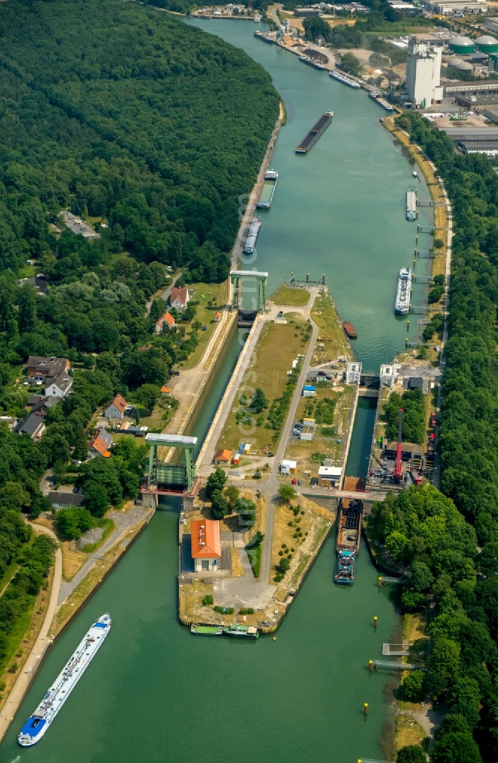 Aerial image Dorsten - Locks - plants on the banks of the waterway of the WDK Wesel-Datteln-Kanal of WSV Wasserstrassen- and Schifffahrtsverwaltung of Banof in Dorsten in the state North Rhine-Westphalia, Germany