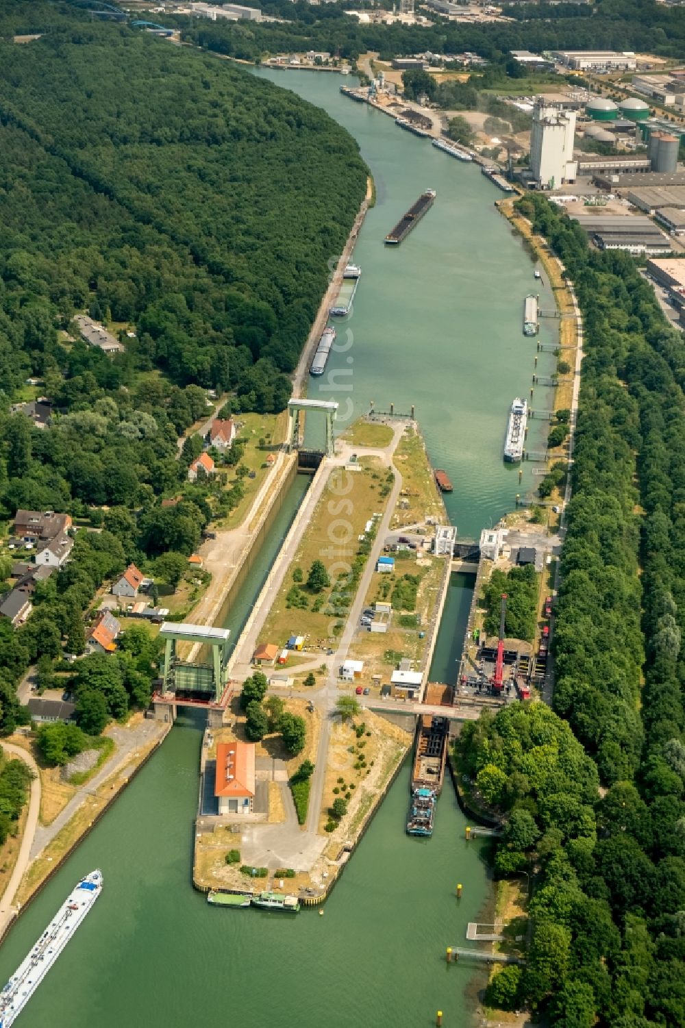 Aerial photograph Dorsten - Locks - plants on the banks of the waterway of the WDK Wesel-Datteln-Kanal of WSV Wasserstrassen- and Schifffahrtsverwaltung of Banof in Dorsten in the state North Rhine-Westphalia, Germany