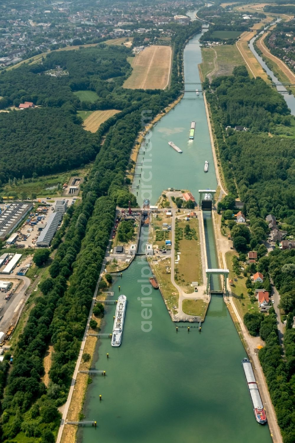 Dorsten from above - Locks - plants on the banks of the waterway of the WDK Wesel-Datteln-Kanal of WSV Wasserstrassen- and Schifffahrtsverwaltung of Banof in Dorsten in the state North Rhine-Westphalia, Germany