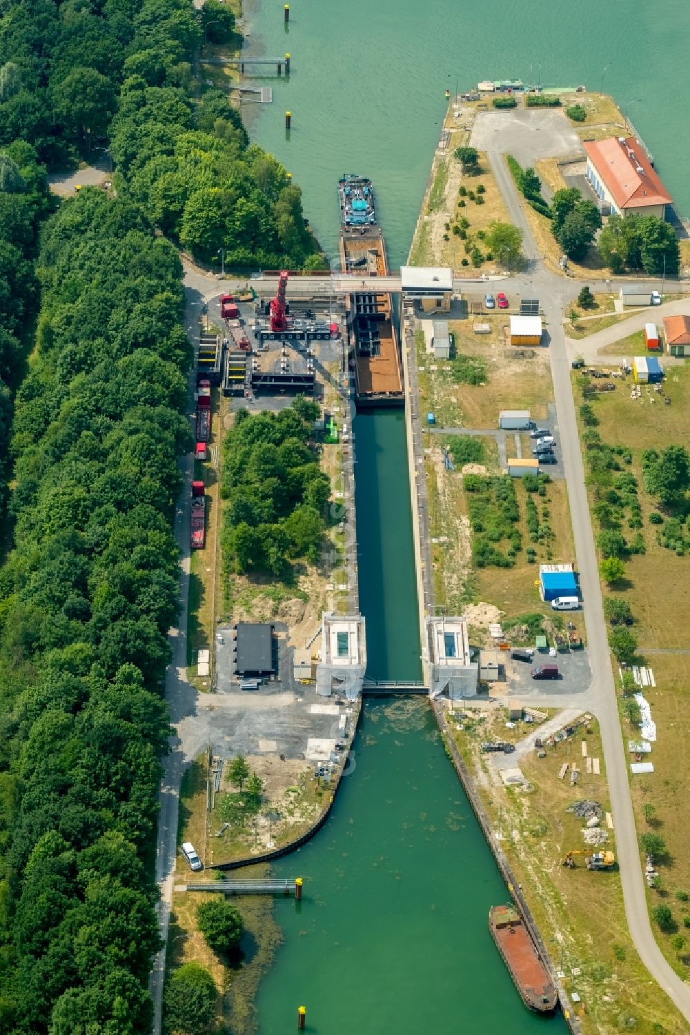 Dorsten from the bird's eye view: Locks - plants on the banks of the waterway of the WDK Wesel-Datteln-Kanal of WSV Wasserstrassen- and Schifffahrtsverwaltung of Banof in Dorsten in the state North Rhine-Westphalia, Germany