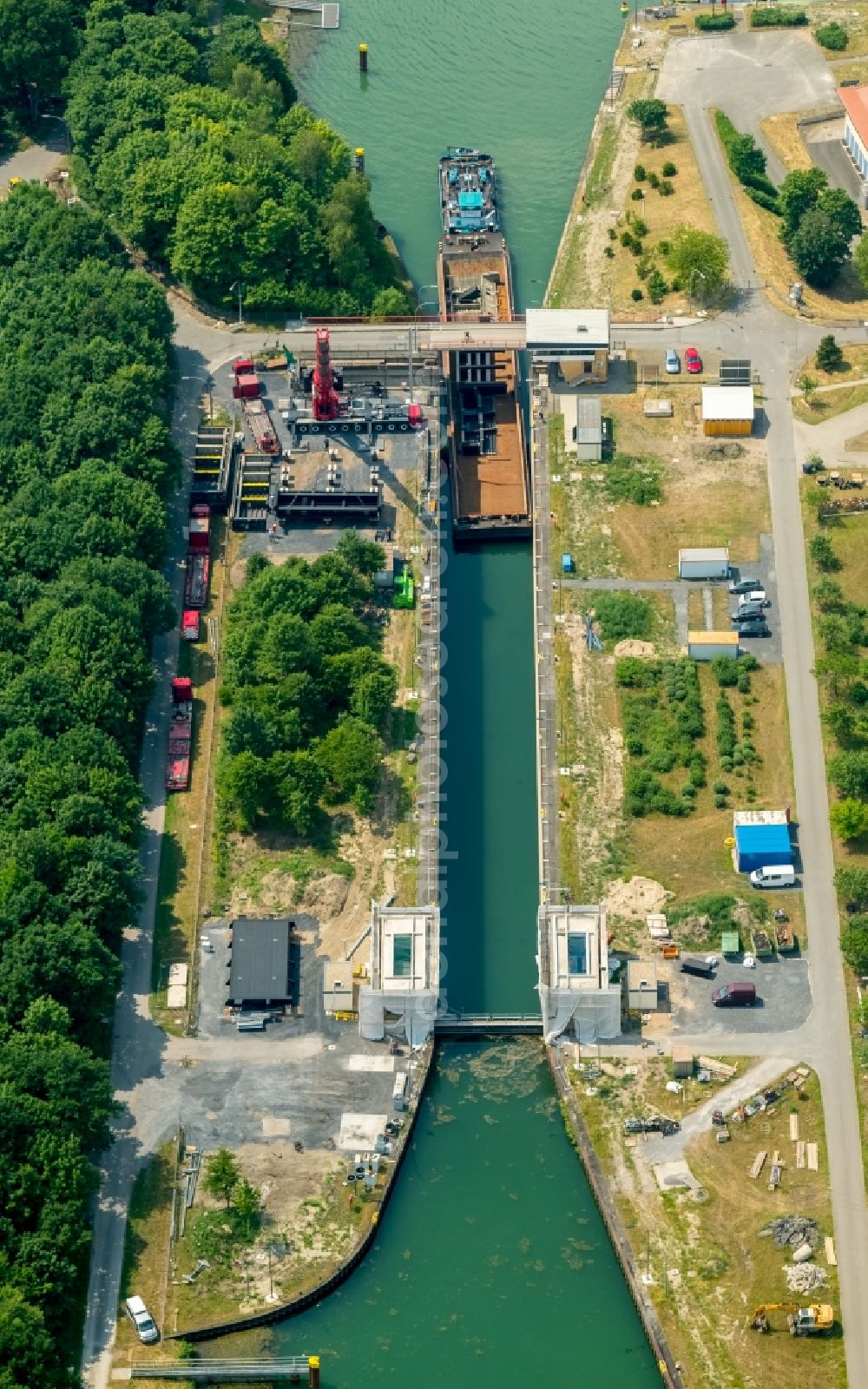 Aerial image Dorsten - Locks - plants on the banks of the waterway of the WDK Wesel-Datteln-Kanal of WSV Wasserstrassen- and Schifffahrtsverwaltung of Banof in Dorsten in the state North Rhine-Westphalia, Germany