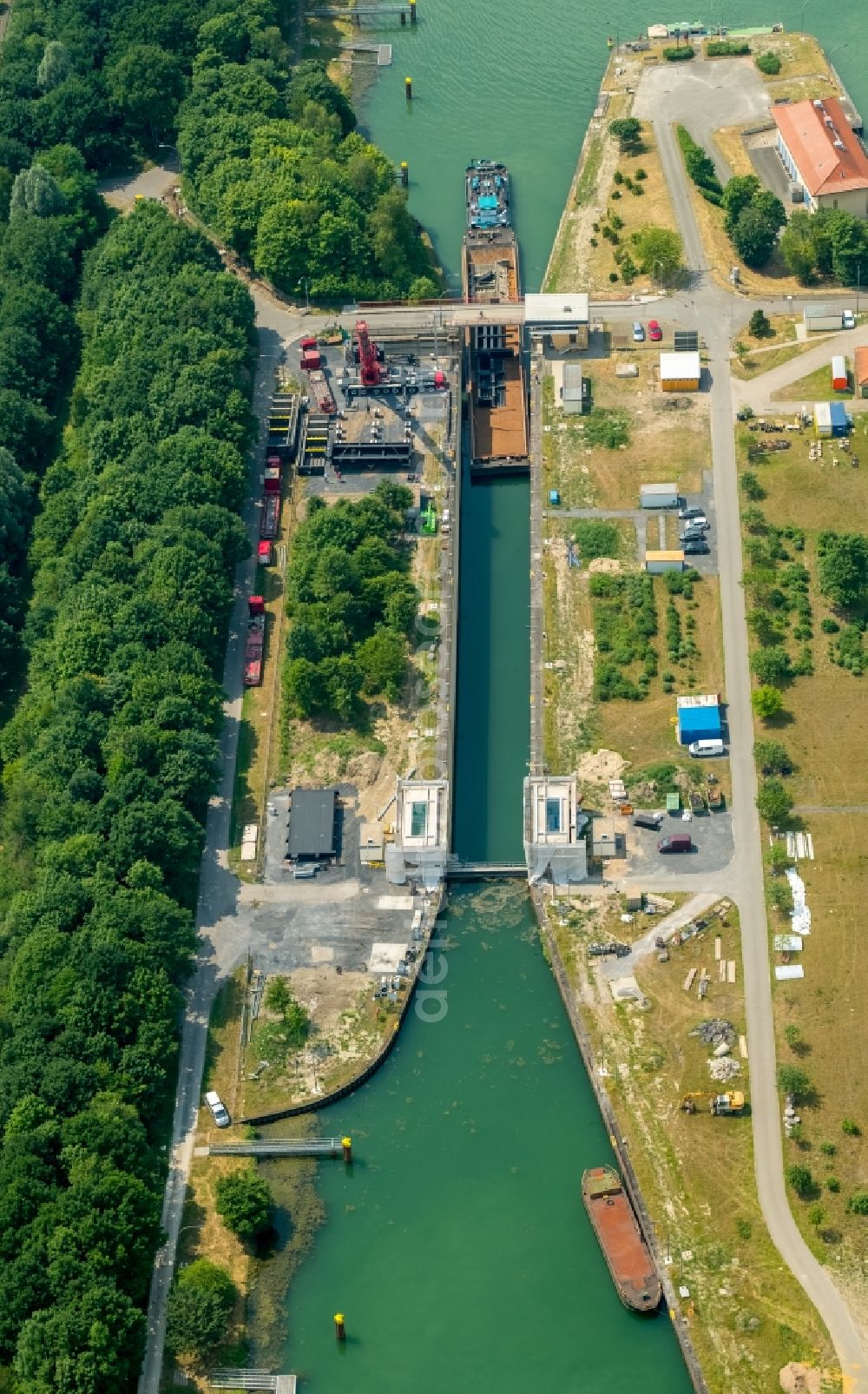 Aerial photograph Dorsten - Locks - plants on the banks of the waterway of the WDK Wesel-Datteln-Kanal of WSV Wasserstrassen- and Schifffahrtsverwaltung of Banof in Dorsten in the state North Rhine-Westphalia, Germany