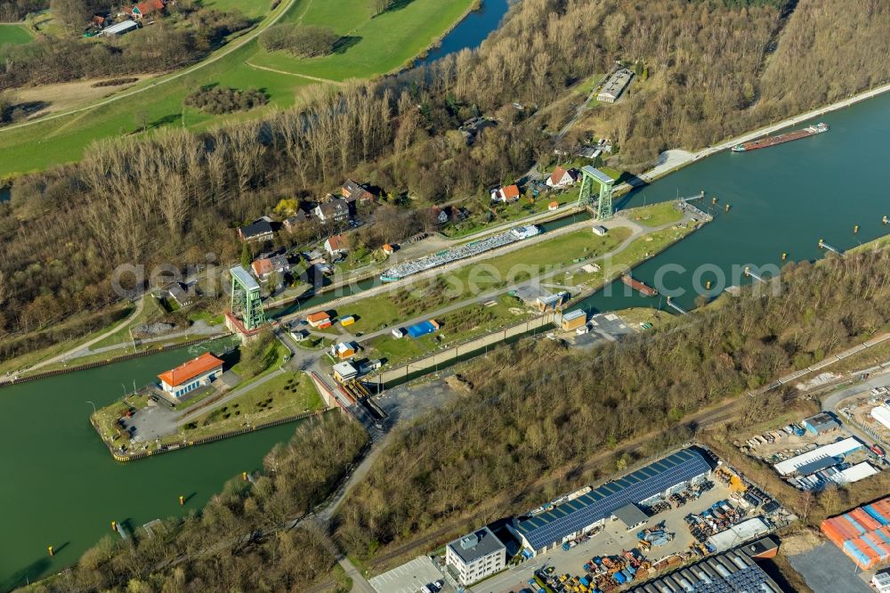 Dorsten from the bird's eye view: Locks - plants on the banks of the waterway of the WDK Wesel-Datteln-Kanal of WSV Wasserstrassen- and Schifffahrtsverwaltung of Banof in Dorsten in the state North Rhine-Westphalia, Germany