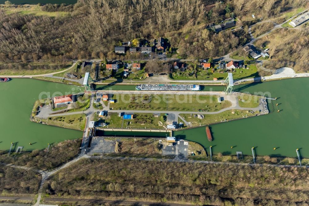 Aerial image Dorsten - Locks - plants on the banks of the waterway of the WDK Wesel-Datteln-Kanal of WSV Wasserstrassen- and Schifffahrtsverwaltung of Banof in Dorsten in the state North Rhine-Westphalia, Germany