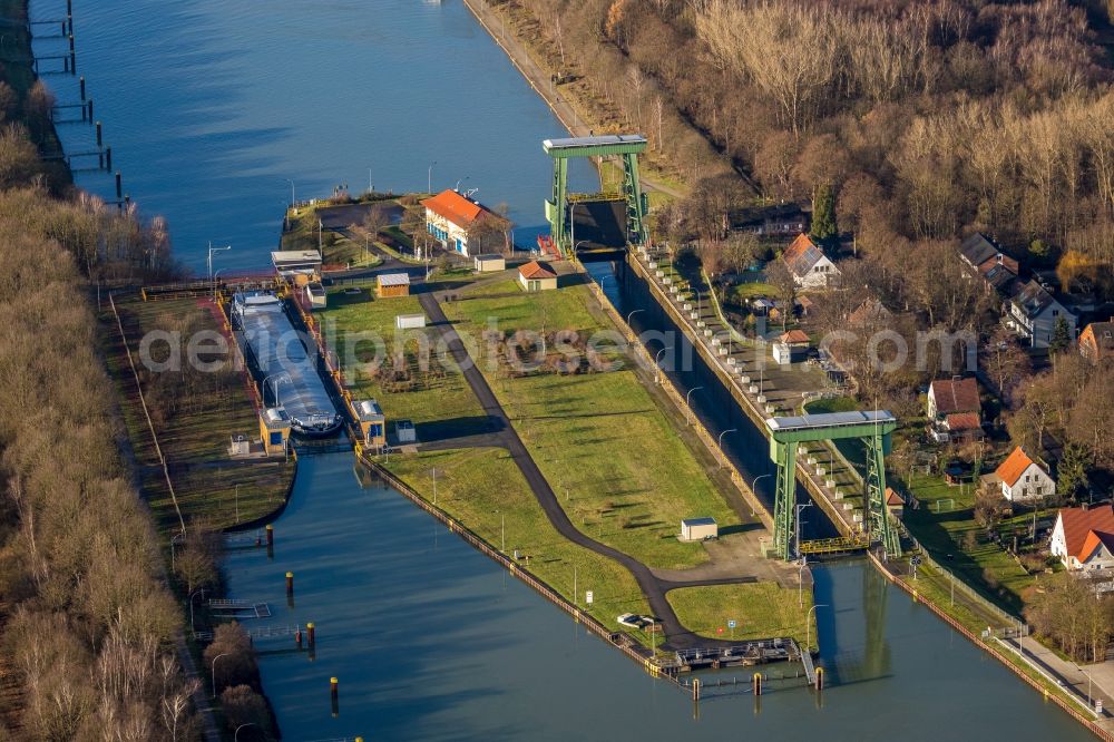 Aerial image Dorsten - Locks - plants on the banks of the waterway of the WDK Wesel-Datteln-Kanal of WSV Wasserstrassen- and Schifffahrtsverwaltung of Banof in Dorsten in the state North Rhine-Westphalia, Germany