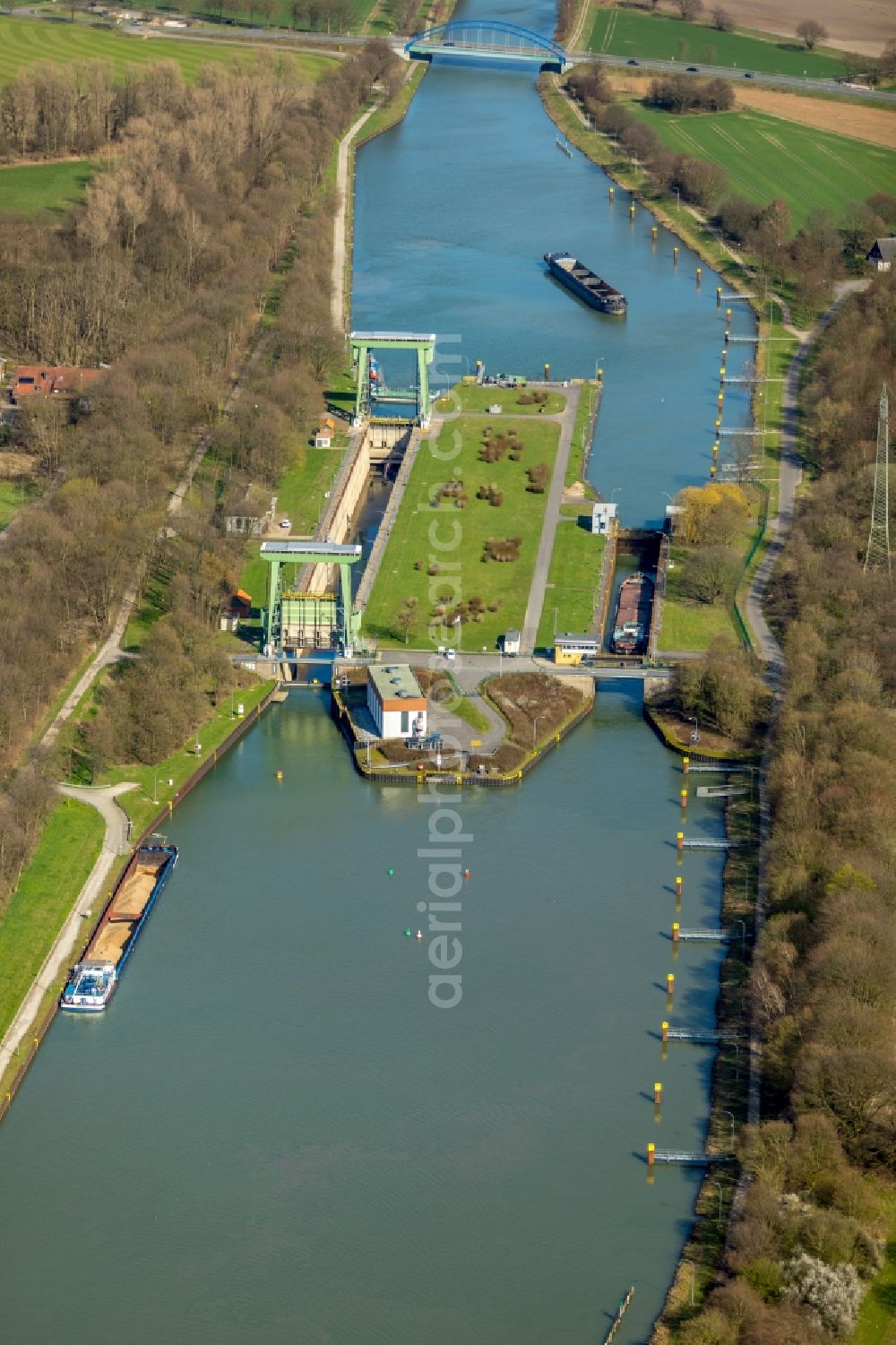 Aerial image Hünxe - Locks - plants on the banks of the waterway of the Wesel-Datteln-Kanal in Huenxe in the state North Rhine-Westphalia, Germany