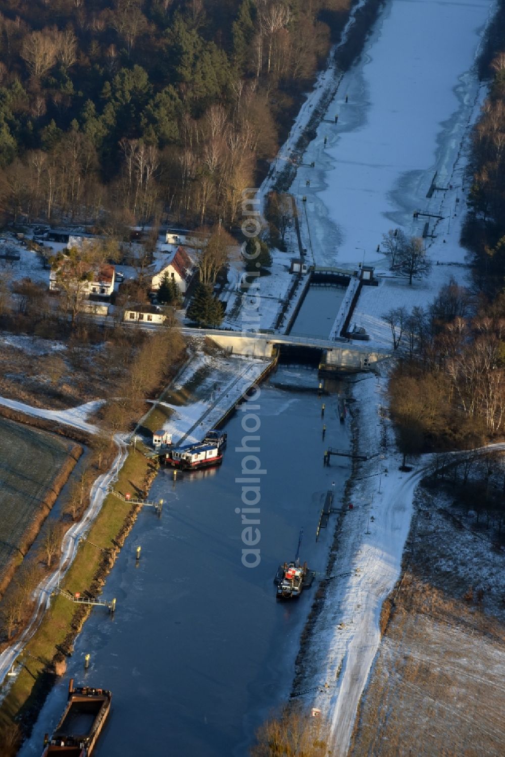 Aerial image Schönwalde-Glien - Locks - plants on the banks of the waterway of the winter covered with snow and ice Havelkanal in Schoenwalde-Glien in the state Brandenburg