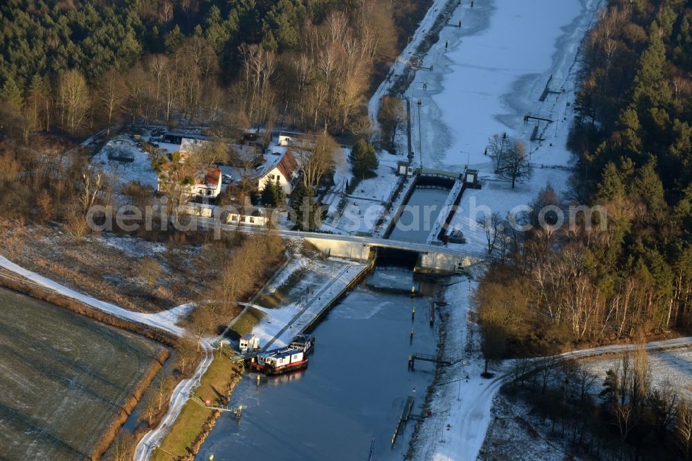 Aerial photograph Schönwalde-Glien - Locks - plants on the banks of the waterway of the winter covered with snow and ice Havelkanal in Schoenwalde-Glien in the state Brandenburg