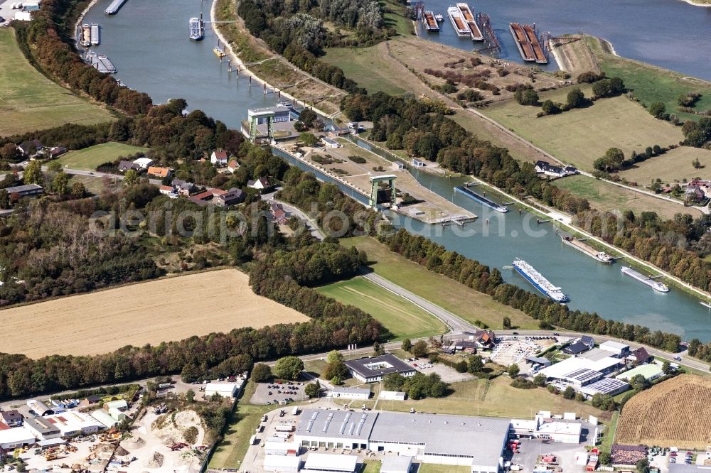 Wesel from the bird's eye view: Locks - plants on the banks of the waterway of the Wesel-Datteln-Kanal in the district Emmelsum in Wesel at Ruhrgebiet in the state North Rhine-Westphalia, Germany