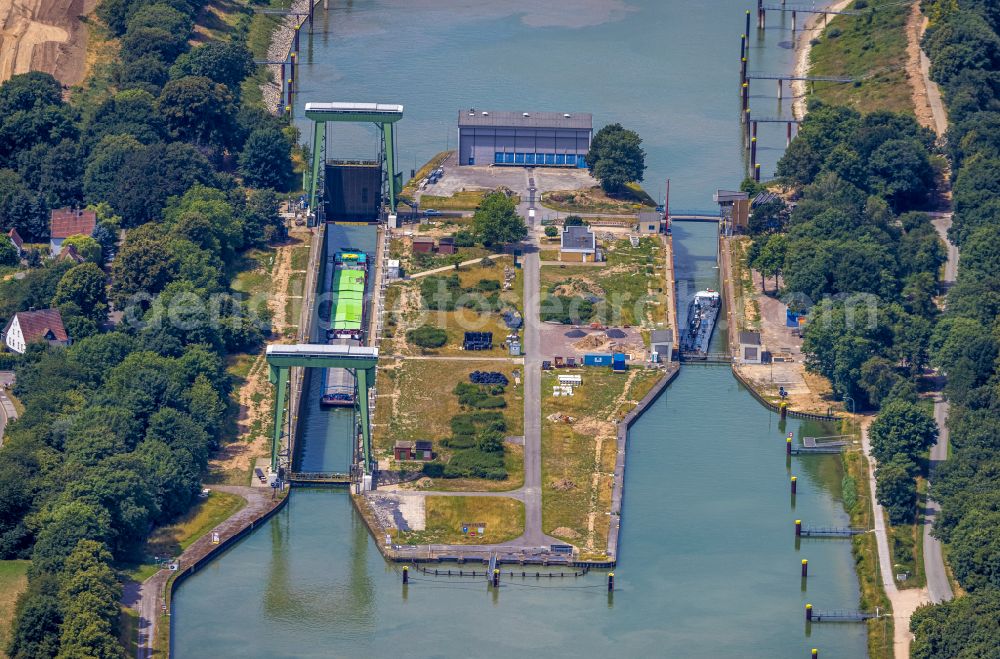 Aerial photograph Wesel - Locks - plants on the banks of the waterway of the Wesel-Datteln-Kanal in the district Emmelsum in Wesel at Ruhrgebiet in the state North Rhine-Westphalia, Germany