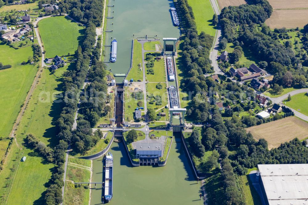 Emmelsum from the bird's eye view: Locks - plants on the banks of the waterway of the Wesel-Datteln-Kanal in the district Emmelsum in Wesel at Ruhrgebiet in the state North Rhine-Westphalia, Germany