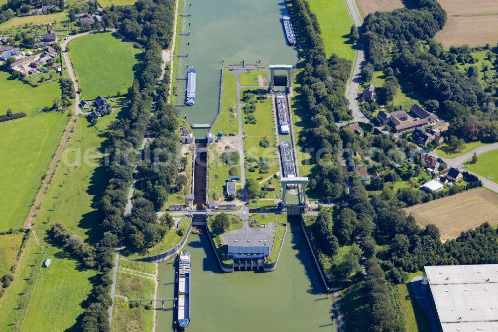 Aerial image Emmelsum - Locks - plants on the banks of the waterway of the Wesel-Datteln-Kanal in the district Emmelsum in Wesel at Ruhrgebiet in the state North Rhine-Westphalia, Germany