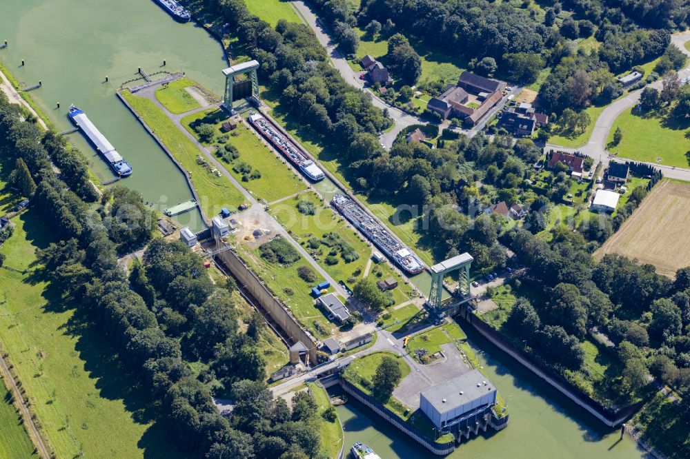 Emmelsum from the bird's eye view: Locks - plants on the banks of the waterway of the Wesel-Datteln-Kanal in the district Emmelsum in Wesel at Ruhrgebiet in the state North Rhine-Westphalia, Germany