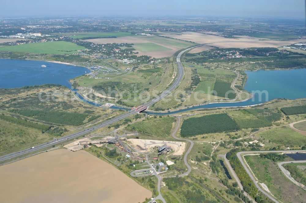 Markkleeberg from the bird's eye view: Lockage Canoeing Park lock on the riverside of the waterway of the connecting channel Auenhainer Bay of the Lake Markkleeberg and Lake Stoermthal with the leading highway bridge of the federal motorway A38 in Markkleeberg in Saxony