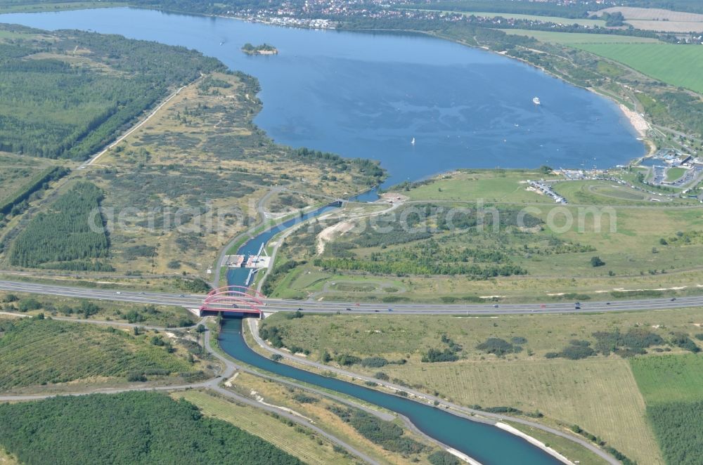 Aerial image Markkleeberg - Lockage Canoeing Park lock on the riverside of the waterway of the connecting channel Auenhainer Bay of the Lake Markkleeberg and Lake Stoermthal with the leading highway bridge of the federal motorway A38 in Markkleeberg in Saxony