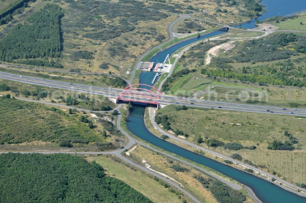 Aerial photograph Markkleeberg - Lockage Canoeing Park lock on the riverside of the waterway of the connecting channel Auenhainer Bay of the Lake Markkleeberg and Lake Stoermthal with the leading highway bridge of the federal motorway A38 in Markkleeberg in Saxony