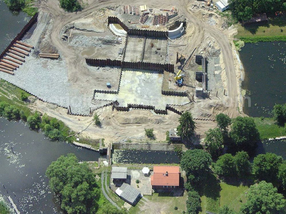 Kossenblatt from the bird's eye view: Blick auf die Erweiterungsbaustelle der Schleuse Kossenblatt. Ein Projekt der PTW Planungsgemeinschaft Tief- und Wasserbau GmbH in der Lewickistr.12 in 01279 Dresden, Tel 0351/ 45 251-0, Herr Oberdorf obendorf@ptw-dresden.de