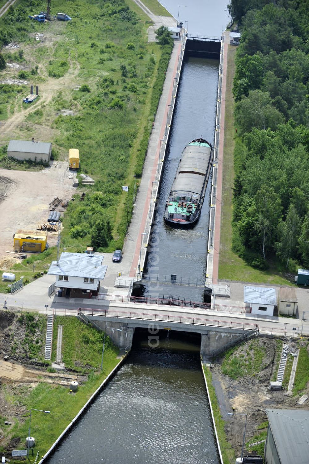 Aerial photograph Zerben - Blick auf die Schleusenbrücke Zerben B08. Die Brücke überführt den Elbe-Havel-Kanal bei km 345,575. Ein Projekt des WSV: Wasserstraßen-Neubauamt Magdeburg, 39106 Magdeburg, Tel. +49(0)391 535-0, email: wna-magdeburg@wsv.bund.de Bridge at the lock / sluice in Zerben over the Elbe-Havel-Canal.