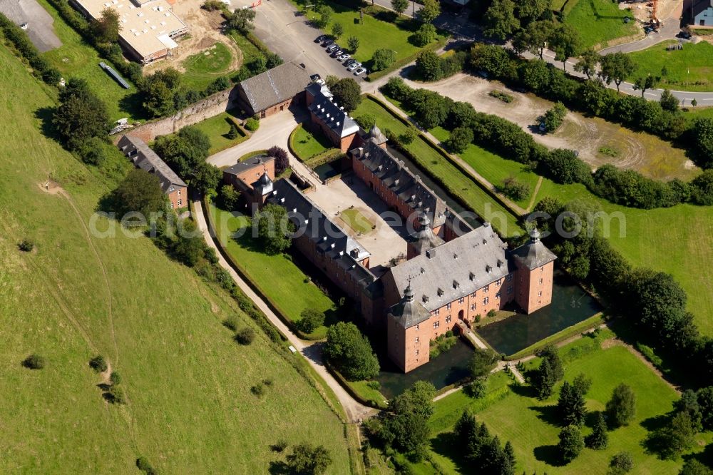 Aerial photograph Kirchhundem - Castle Adolfsburg in the borough of Kirchhundem in the state of North Rhine-Westphalia. The water castle is located in the Oberhundem part of the borough and was built in the 1670s as a recreational manor. It is renowned for its western front with the two towers. The u-shaped compound also includes an elaborate courtyard and a park