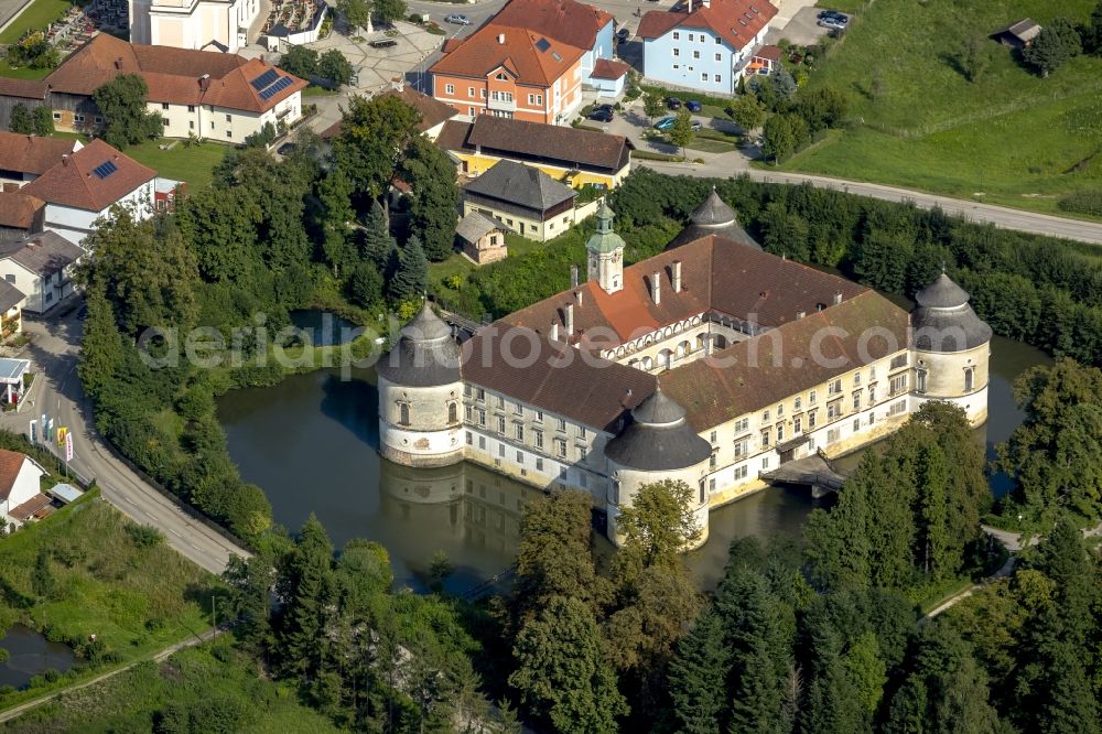 Aerial photograph Aistersheim - Aistersheim castle in the state Upper Austria in Austria. In the moated castle with a castle courtyard is the domicile of the estate management, it is located on the street Aistersheim and surrounded by a moat