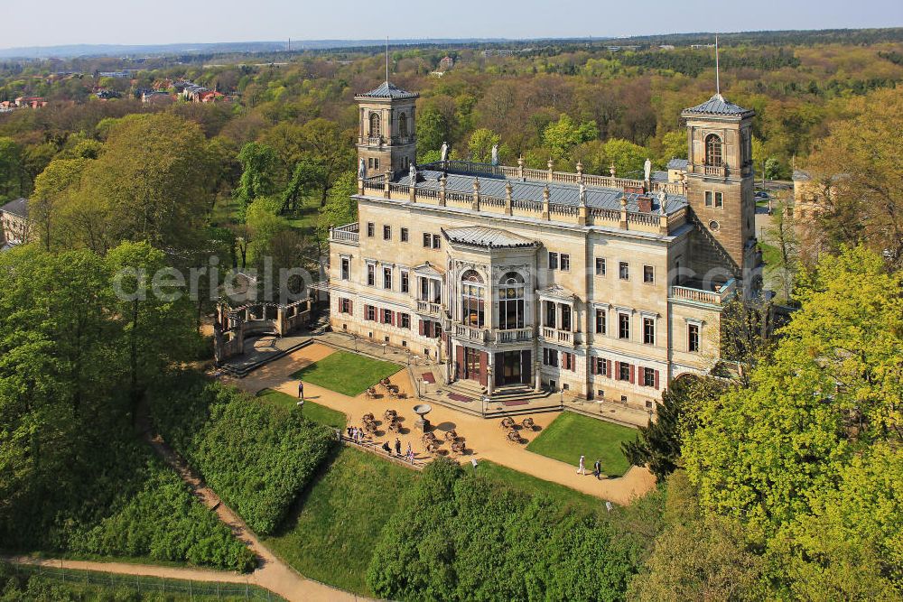 Dresden from above - Schloß Albrechtsberg, auch Albrechtsschloss genannt. Das Schloss, welches heute als Veranstaltungshaus genutzt wird, steht als eines von drei Elbschlössern am rechten Elbufer in Dresden und wurde im preußisch-klassizistischen Stil von 1850 bis 1854 erichtet. Zu DDR-Zeiten diente das Schloss, Kindern als Freizeitzentrum mit dem Namen Pionierpalast Walter Ulbricht. Castel Albrechtsburg, a place of event at the riverside of the Elbe river in Dresden / Saxony.