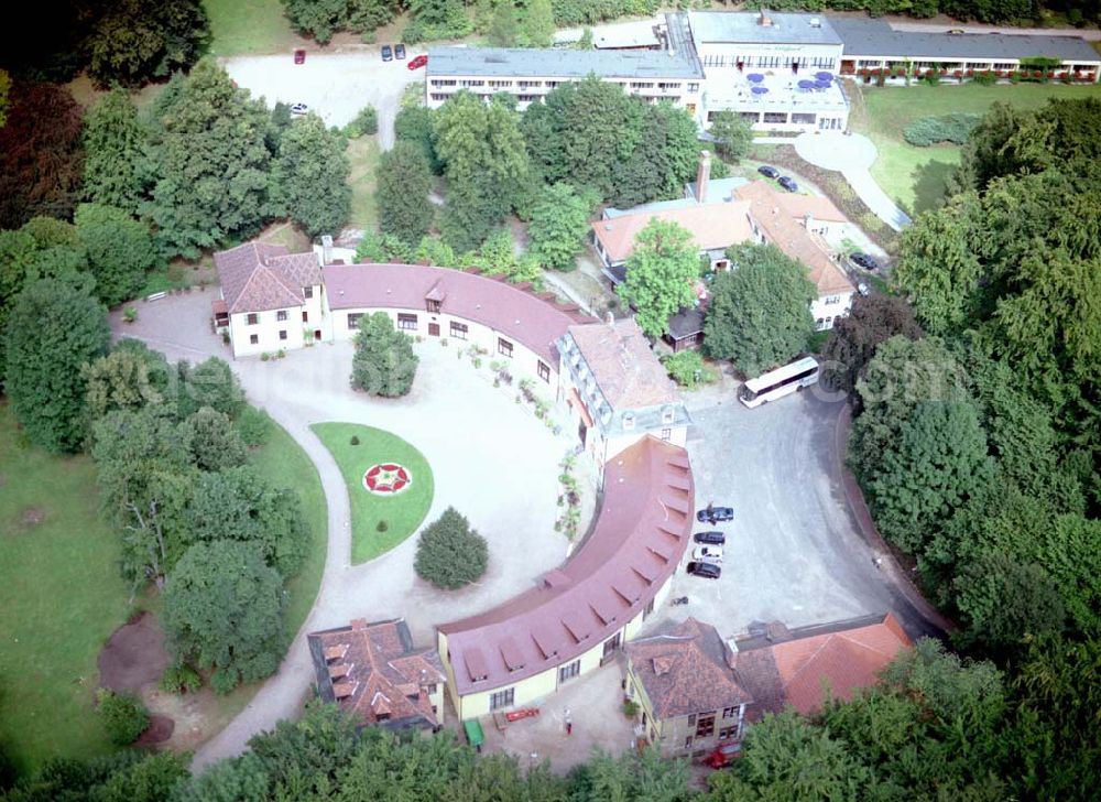 Aerial photograph Bad Liebenstein / Thüringen - 07.09.2002 Schloß Altenstein / Thüringen Nördlich von Bad Liebenstein liegt malerisch auf einem Bergplateau der ehemalige Sommersitz der Herzöge von Sachsen-Meiningen mit seiner weitläufigen Parkanlage. Vermutlich bestand schon im 6. Jahrhundert auf dem Altenstein eine von den Franken errichtete Befestigungsanlage zur Sicherung des Weges über den Thüringer Wald. Das Geschlecht vom Stein, das sich bis in das 10. Jahrhundert zurückverfolgen lässt, hatte später hier seinen Stammsitz. Nachdem der Thüringer Landgraf Friedrich der Ernsthafte 1346 Burg Altenstein erwarb, wurde sie zum Mittelpunkt eines Gerichtsbezirks. 1492-1722 war sie an das Geschlecht der Hund von Wenkheim mit ihr belehnt. Als die Burganlage 1733 durch Brandstiftung bis auf die Grundmauern niederbrannte, ließ Herzog Anton Ulrich von Sachsen-Meiningen durch den italienischen Baumeister Alessandro Rossini ein schlichtes barockes Schloss auf dem Altenstein errichten.