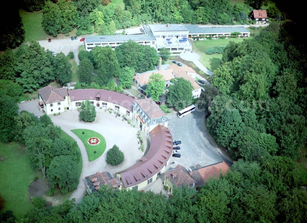 Bad Liebenstein / Thüringen from above - 07.09.2002 Schloß Altenstein / Thüringen Nördlich von Bad Liebenstein liegt malerisch auf einem Bergplateau der ehemalige Sommersitz der Herzöge von Sachsen-Meiningen mit seiner weitläufigen Parkanlage. Vermutlich bestand schon im 6. Jahrhundert auf dem Altenstein eine von den Franken errichtete Befestigungsanlage zur Sicherung des Weges über den Thüringer Wald. Das Geschlecht vom Stein, das sich bis in das 10. Jahrhundert zurückverfolgen lässt, hatte später hier seinen Stammsitz. Nachdem der Thüringer Landgraf Friedrich der Ernsthafte 1346 Burg Altenstein erwarb, wurde sie zum Mittelpunkt eines Gerichtsbezirks. 1492-1722 war sie an das Geschlecht der Hund von Wenkheim mit ihr belehnt. Als die Burganlage 1733 durch Brandstiftung bis auf die Grundmauern niederbrannte, ließ Herzog Anton Ulrich von Sachsen-Meiningen durch den italienischen Baumeister Alessandro Rossini ein schlichtes barockes Schloss auf dem Altenstein errichten.