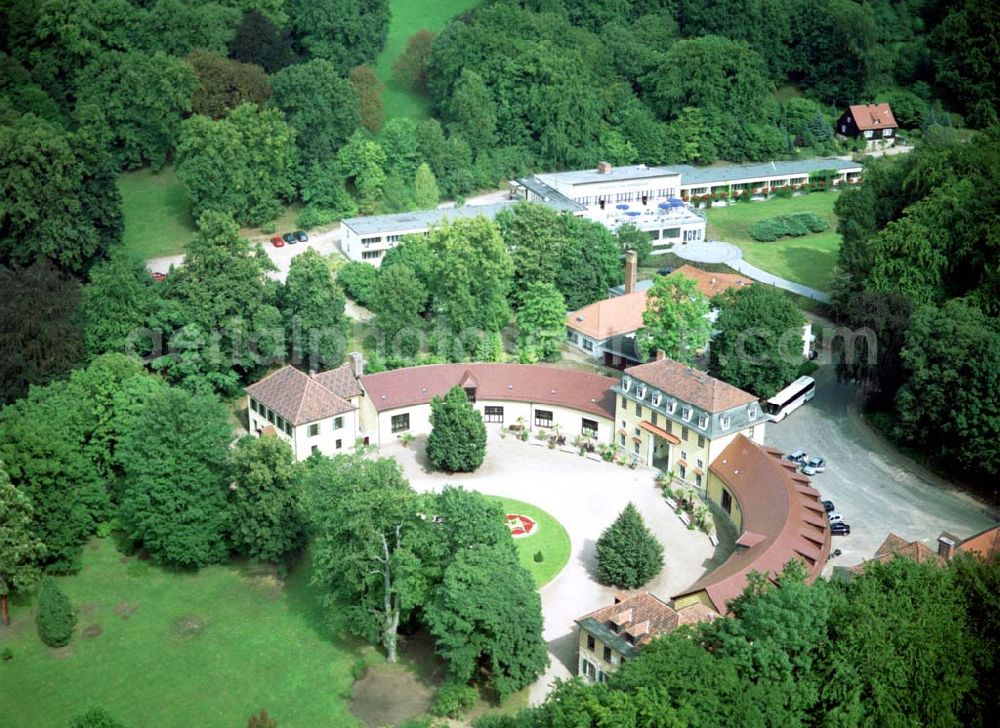 Bad Liebenstein / Thüringen from the bird's eye view: 07.09.2002 Schloß Altenstein / Thüringen Nördlich von Bad Liebenstein liegt malerisch auf einem Bergplateau der ehemalige Sommersitz der Herzöge von Sachsen-Meiningen mit seiner weitläufigen Parkanlage. Vermutlich bestand schon im 6. Jahrhundert auf dem Altenstein eine von den Franken errichtete Befestigungsanlage zur Sicherung des Weges über den Thüringer Wald. Das Geschlecht vom Stein, das sich bis in das 10. Jahrhundert zurückverfolgen lässt, hatte später hier seinen Stammsitz. Nachdem der Thüringer Landgraf Friedrich der Ernsthafte 1346 Burg Altenstein erwarb, wurde sie zum Mittelpunkt eines Gerichtsbezirks. 1492-1722 war sie an das Geschlecht der Hund von Wenkheim mit ihr belehnt. Als die Burganlage 1733 durch Brandstiftung bis auf die Grundmauern niederbrannte, ließ Herzog Anton Ulrich von Sachsen-Meiningen durch den italienischen Baumeister Alessandro Rossini ein schlichtes barockes Schloss auf dem Altenstein errichten.