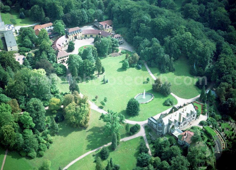 Aerial image Bad Liebenstein / Thüringen - 07.09.2002 Schloß Altenstein / Thüringen Nördlich von Bad Liebenstein liegt malerisch auf einem Bergplateau der ehemalige Sommersitz der Herzöge von Sachsen-Meiningen mit seiner weitläufigen Parkanlage. Vermutlich bestand schon im 6. Jahrhundert auf dem Altenstein eine von den Franken errichtete Befestigungsanlage zur Sicherung des Weges über den Thüringer Wald. Das Geschlecht vom Stein, das sich bis in das 10. Jahrhundert zurückverfolgen lässt, hatte später hier seinen Stammsitz. Nachdem der Thüringer Landgraf Friedrich der Ernsthafte 1346 Burg Altenstein erwarb, wurde sie zum Mittelpunkt eines Gerichtsbezirks. 1492-1722 war sie an das Geschlecht der Hund von Wenkheim mit ihr belehnt. Als die Burganlage 1733 durch Brandstiftung bis auf die Grundmauern niederbrannte, ließ Herzog Anton Ulrich von Sachsen-Meiningen durch den italienischen Baumeister Alessandro Rossini ein schlichtes barockes Schloss auf dem Altenstein errichten.