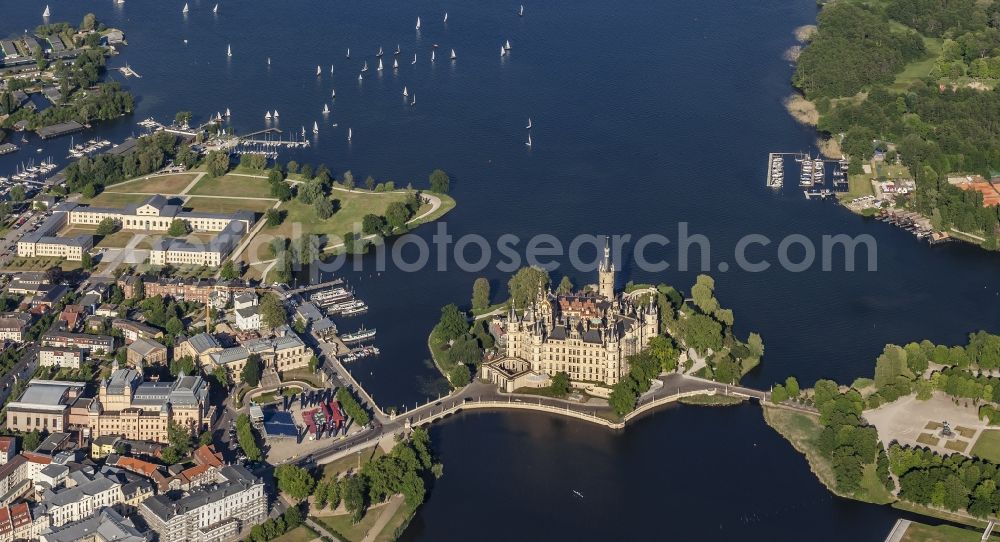 Aerial image Schwerin - Castle with castle Park and Castle lake in Schwerin in the federal state Mecklenburg-West Pomerania. The Schweriner castle is a seat of the Landtag in Meck-Pom