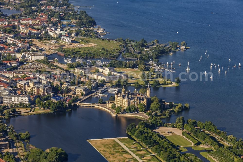 Aerial photograph Schwerin - Castle with castle Park and Castle lake in Schwerin in the federal state Mecklenburg-West Pomerania. The Schweriner castle is a seat of the Landtag in Meck-Pom