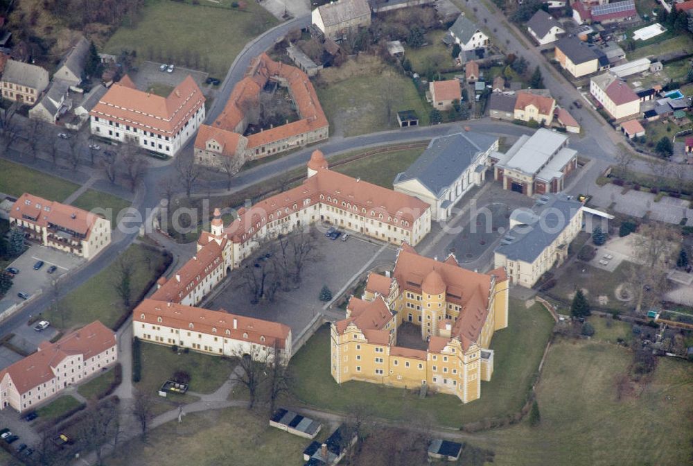 Annaburg from the bird's eye view: Das Schloss Annaburg ist ein im 16. Jahrhundert erbautes Renaissanceschloss in Annaburg und war Jagdsitz der Kurfürsten von Sachsen. Die Schlossanlage teilt sich in zwei stilistisch vollkommen eigenständige Bauwerke, nämlich das Vorderschloss und das Hinterschloss, sowie in weitere für die jeweilige Nutzung konzipierte Nebengebäude. Das ehemalige Jagdschloss Lochau (später Annaburg) mit weitläufigen Garten- und Parkanlagen wurde von Kurfürst August I. von Sachsen und seiner Gemahlin zwischen 1572 und 1575 erbaut. Es war sowohl Ausflugsziel für die beim Kurfürsten sehr beliebte Jagd in der Lochauer Heide als auch Residenz der Kurfürstin Anna. Zu ihren Ehren wurde die Stadt 1573 in Annaburg umbenannt. The castle was builded in the 16th century in Annaburg and was a hunting seat of the elector of Saxony.