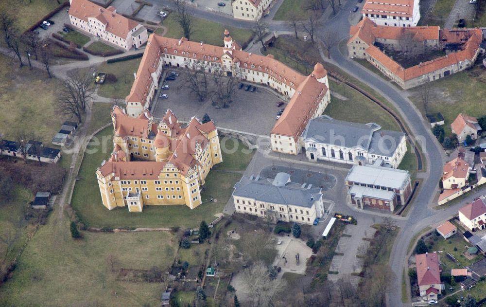 Aerial image Annaburg - Das Schloss Annaburg ist ein im 16. Jahrhundert erbautes Renaissanceschloss in Annaburg und war Jagdsitz der Kurfürsten von Sachsen. Die Schlossanlage teilt sich in zwei stilistisch vollkommen eigenständige Bauwerke, nämlich das Vorderschloss und das Hinterschloss, sowie in weitere für die jeweilige Nutzung konzipierte Nebengebäude. Das ehemalige Jagdschloss Lochau (später Annaburg) mit weitläufigen Garten- und Parkanlagen wurde von Kurfürst August I. von Sachsen und seiner Gemahlin zwischen 1572 und 1575 erbaut. Es war sowohl Ausflugsziel für die beim Kurfürsten sehr beliebte Jagd in der Lochauer Heide als auch Residenz der Kurfürstin Anna. Zu ihren Ehren wurde die Stadt 1573 in Annaburg umbenannt. The castle was builded in the 16th century in Annaburg and was a hunting seat of the elector of Saxony.
