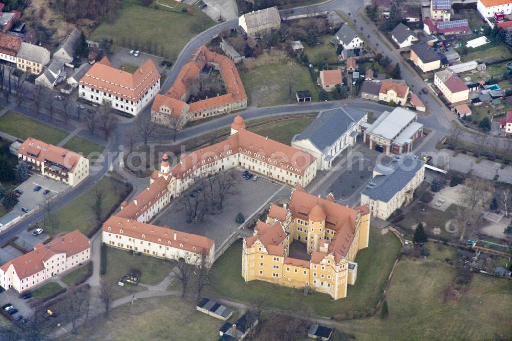 Aerial photograph Annaburg - Das Schloss Annaburg ist ein im 16. Jahrhundert erbautes Renaissanceschloss in Annaburg und war Jagdsitz der Kurfürsten von Sachsen. Die Schlossanlage teilt sich in zwei stilistisch vollkommen eigenständige Bauwerke, nämlich das Vorderschloss und das Hinterschloss, sowie in weitere für die jeweilige Nutzung konzipierte Nebengebäude. Das ehemalige Jagdschloss Lochau (später Annaburg) mit weitläufigen Garten- und Parkanlagen wurde von Kurfürst August I. von Sachsen und seiner Gemahlin zwischen 1572 und 1575 erbaut. Es war sowohl Ausflugsziel für die beim Kurfürsten sehr beliebte Jagd in der Lochauer Heide als auch Residenz der Kurfürstin Anna. Zu ihren Ehren wurde die Stadt 1573 in Annaburg umbenannt. The castle was builded in the 16th century in Annaburg and was a hunting seat of the elector of Saxony.