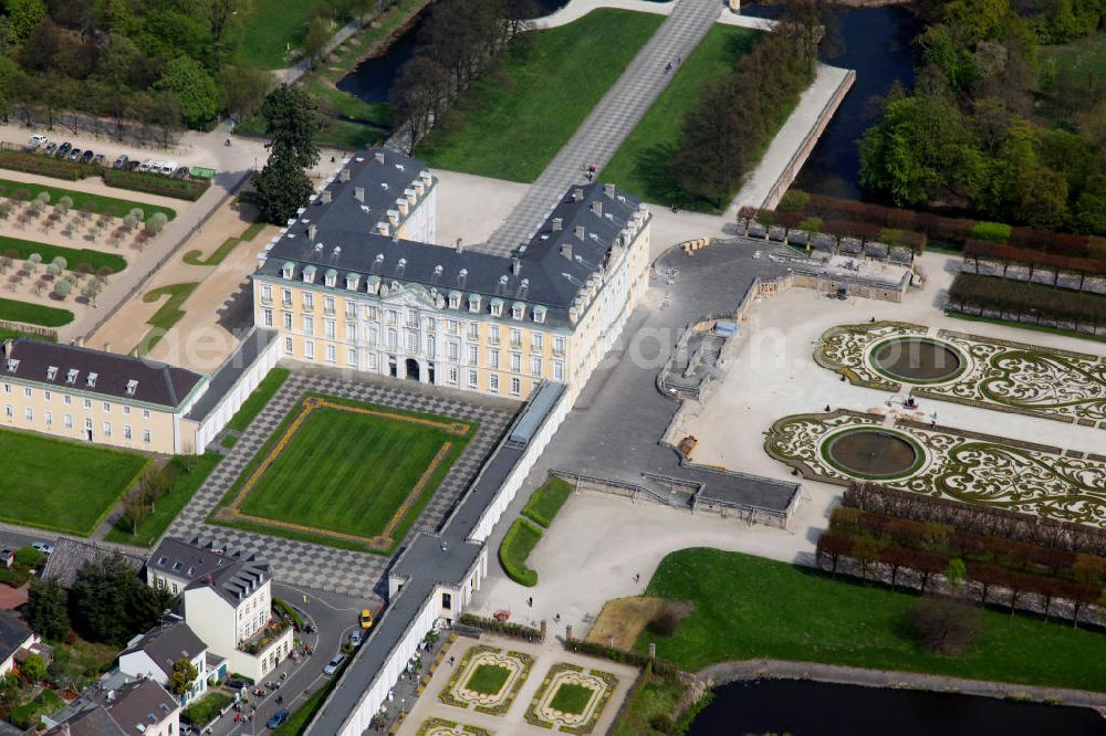 Aerial photograph Brühl - Blick auf das Schloss Augustusburg in Brühl in Nordrhein-Westfalen. Die Schlossanlage wurde 1725 auf den Ruinen eines mittelalterlichen Wasserschlosses errichtet. View to the castle Augustusburg in Brühl in North-Rhine Westphalia. The castle arrangement was built in 1725 at the foundations of an old water castle.