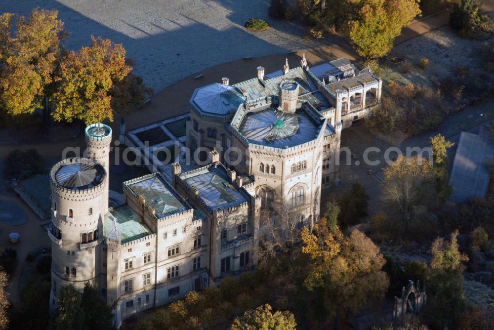 Potsdam from above - Blick auf das Schloss Babelsberg in Potsdam. Schloss Babelsberg wurde 1833 als Sommersitz für den späteren Kaiser Wilhelm I. in der reizvollen Hügellandschaft an der Havel in neogotischen Stil nach Plänen Karl Friedrich Schinkel errichtet. Schinkel orientierte sich an englischen Vorbildern, imitierte den englischen Tudorstil. Den großflächigen Park gestalteten Peter Joseph Lenné und Fürst von Pückler-Muskau als englischen Landschaftsgarten. Nach der Fertigstellung des Westflügels fand die zweite Einweihung im Oktober 1849 statt. Das Mobiliar ging durch Plünderungen nach 1945 verloren. Ab 1953 nutzte die Akademie für Staats- und Rechtswissenschaften der DDR einige Räume. Ab 1970 beherbergte das Gebäude ein Museum für Ur- und Frühgeschichte. Seit 1992 wird der Schlossbau für museale Zwecke genutzt. Schloss Babelsberg steht unter der Verwaltung der Stiftung Preußische Schlösser und Gärten Berlin-Brandenburg und steht als Weltkulturerbe innerhalb des Gesamtensembles Potsdam unter dem Schutz der UNESCO. Kontakt: Schloss Babelsberg, Park Babelsberg 11, 14482 Potsdam, Tel.: 0331/9694250,