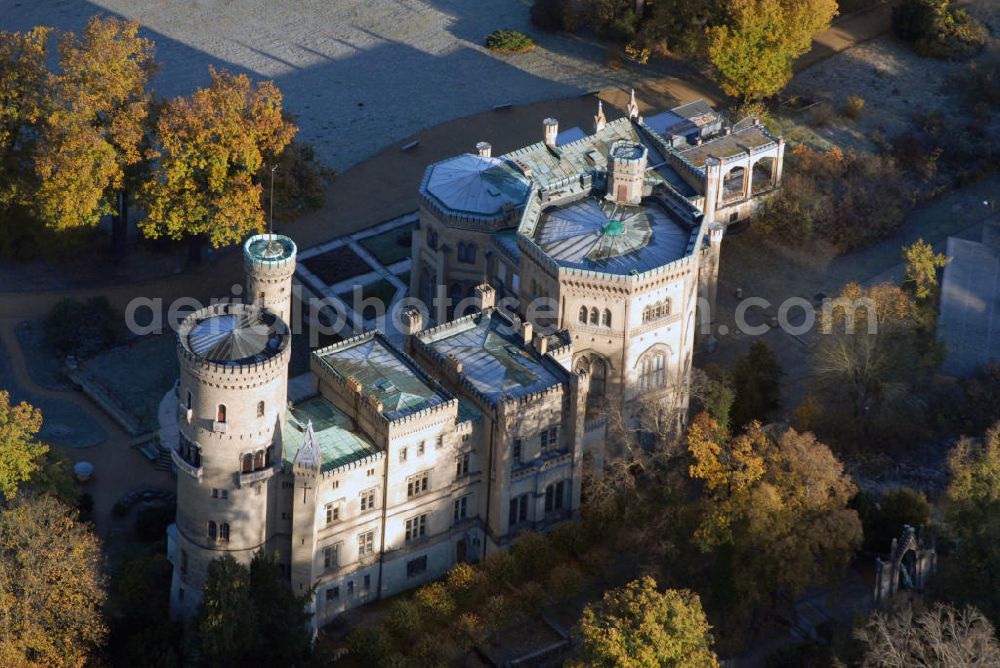 Potsdam from the bird's eye view: Blick auf das Schloss Babelsberg in Potsdam. Schloss Babelsberg wurde 1833 als Sommersitz für den späteren Kaiser Wilhelm I. in der reizvollen Hügellandschaft an der Havel in neogotischen Stil nach Plänen Karl Friedrich Schinkel errichtet. Schinkel orientierte sich an englischen Vorbildern, imitierte den englischen Tudorstil. Den großflächigen Park gestalteten Peter Joseph Lenné und Fürst von Pückler-Muskau als englischen Landschaftsgarten. Nach der Fertigstellung des Westflügels fand die zweite Einweihung im Oktober 1849 statt. Das Mobiliar ging durch Plünderungen nach 1945 verloren. Ab 1953 nutzte die Akademie für Staats- und Rechtswissenschaften der DDR einige Räume. Ab 1970 beherbergte das Gebäude ein Museum für Ur- und Frühgeschichte. Seit 1992 wird der Schlossbau für museale Zwecke genutzt. Schloss Babelsberg steht unter der Verwaltung der Stiftung Preußische Schlösser und Gärten Berlin-Brandenburg und steht als Weltkulturerbe innerhalb des Gesamtensembles Potsdam unter dem Schutz der UNESCO. Kontakt: Schloss Babelsberg, Park Babelsberg 11, 14482 Potsdam, Tel.: 0331/9694250,