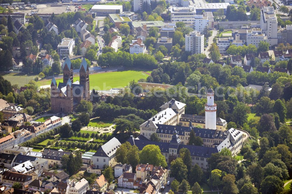 Aerial image Bad Homburg - Schloss Bad Homburg in Homburg, Hessen. Das ehemalige Domizil der Landgrafen von Hessen-Homburg und spätere Sommerresidenz der preußischen Könige und deutschen Kaiser wurde im späten 17. Jahrhundert erbaut. Das markanteste Merkmal ist der aus dem 14. Jahrhundert stammende weiße Bergfried, der die Anlage überragt. Das Schloss ist unter der Verwaltung der Staatlichen Schlösser und Gärten in Hessen. Castle Bad Homburg in Homburg, Hesse. The former domicile of the landgraves of Hesse-Homburg and later the prussian kings and german emperors summer residence has been built in the late seventeenth century. Striking is the white keep, it dates back to the fourteenth century. The castle is under administration of the national castles and gardens in Hesse.