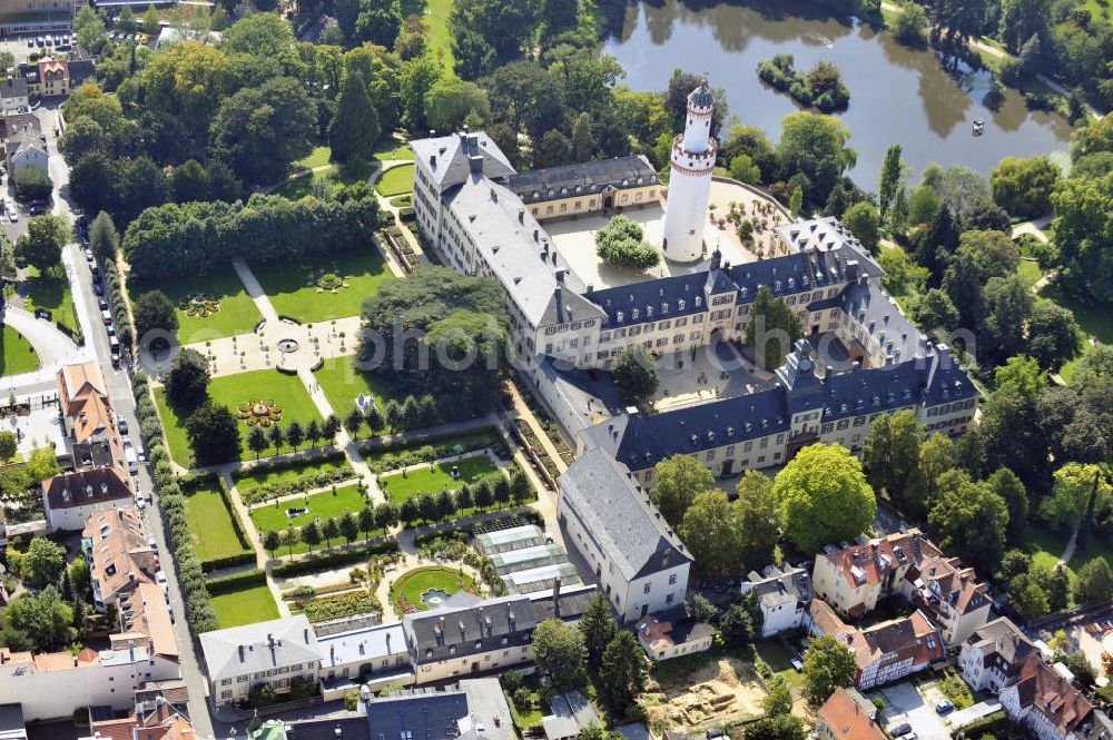 Aerial photograph Bad Homburg - Schloss Bad Homburg in Homburg, Hessen. Das ehemalige Domizil der Landgrafen von Hessen-Homburg und spätere Sommerresidenz der preußischen Könige und deutschen Kaiser wurde im späten 17. Jahrhundert erbaut. Das markanteste Merkmal ist der aus dem 14. Jahrhundert stammende weiße Bergfried, der die Anlage überragt. Das Schloss ist unter der Verwaltung der Staatlichen Schlösser und Gärten in Hessen. Castle Bad Homburg in Homburg, Hesse. The former domicile of the landgraves of Hesse-Homburg and later the prussian kings and german emperors summer residence has been built in the late seventeenth century. Striking is the white keep, it dates back to the fourteenth century. The castle is under administration of the national castles and gardens in Hesse.