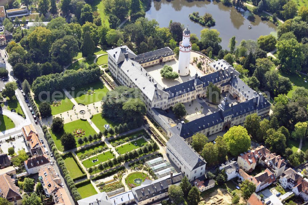 Bad Homburg from above - Schloss Bad Homburg in Homburg, Hessen. Das ehemalige Domizil der Landgrafen von Hessen-Homburg und spätere Sommerresidenz der preußischen Könige und deutschen Kaiser wurde im späten 17. Jahrhundert erbaut. Das markanteste Merkmal ist der aus dem 14. Jahrhundert stammende weiße Bergfried, der die Anlage überragt. Das Schloss ist unter der Verwaltung der Staatlichen Schlösser und Gärten in Hessen. Castle Bad Homburg in Homburg, Hesse. The former domicile of the landgraves of Hesse-Homburg and later the prussian kings and german emperors summer residence has been built in the late seventeenth century. Striking is the white keep, it dates back to the fourteenth century. The castle is under administration of the national castles and gardens in Hesse.