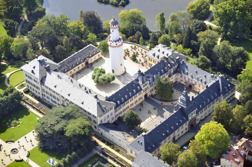 Bad Homburg from the bird's eye view: Schloss Bad Homburg in Homburg, Hessen. Das ehemalige Domizil der Landgrafen von Hessen-Homburg und spätere Sommerresidenz der preußischen Könige und deutschen Kaiser wurde im späten 17. Jahrhundert erbaut. Das markanteste Merkmal ist der aus dem 14. Jahrhundert stammende weiße Bergfried, der die Anlage überragt. Das Schloss ist unter der Verwaltung der Staatlichen Schlösser und Gärten in Hessen. Castle Bad Homburg in Homburg, Hesse. The former domicile of the landgraves of Hesse-Homburg and later the prussian kings and german emperors summer residence has been built in the late seventeenth century. Striking is the white keep, it dates back to the fourteenth century. The castle is under administration of the national castles and gardens in Hesse.